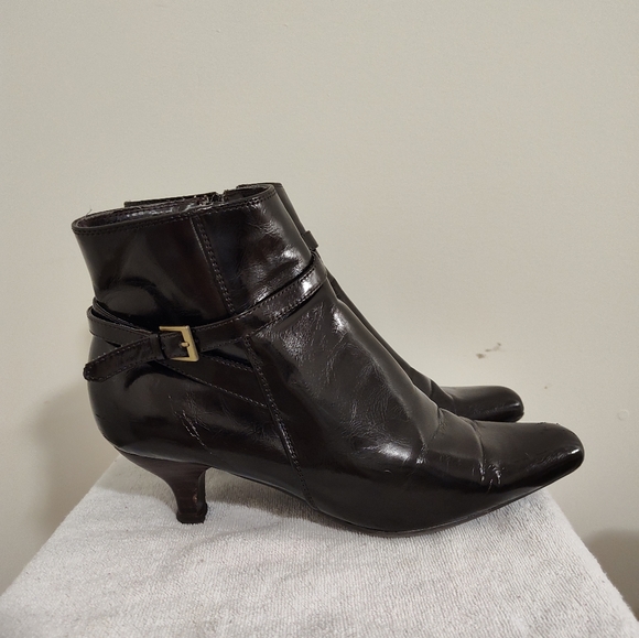 Women's Etienne Aigner brown ankle boots w/ side zippers and heels, 9.5M - Picture 5 of 8